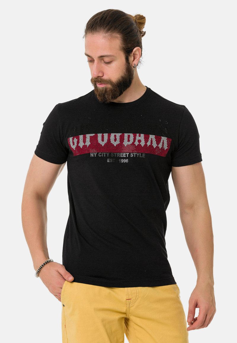 Zwarte katoenen t-shirt met een rode en witte graphic "NY CITY STREET STYLE EST 1996" over de borst. Klassieke ronde hals en korte mouwen.