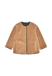 Chaqueta marrón, esponjosa y de gran tamaño con cuello redondo, ribete negro y dos bolsillos delanteros. Se abrocha con botones en la parte delantera.