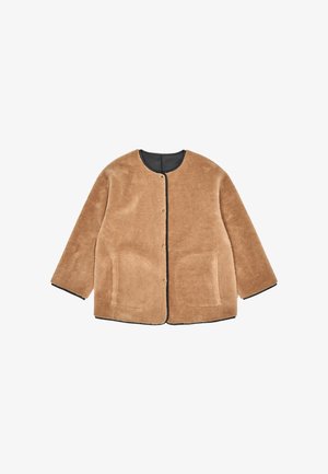 Hnedý, nadýchaný, oversized kabát s okrúhlym výstrihom, čiernym lemovaním a dvoma prednými vreckami. Zapínanie na gombíky vpredu.