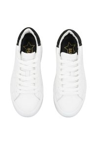 Weiße Sneakers mit runden Zehen, flachen Schnürsenkeln und strukturierten schwarzen Akzenten an einem gepolsterten Kragen. Logo auf der Zunge in Gold. Glattes synthetisches Material.