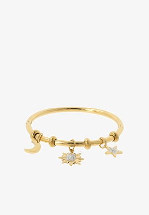 Armband van goudkleurig metaal met ronde kralen. Voorzien van drie bedels: een maansikkel, een zon met kristallen en een ster met kristalaccenten.