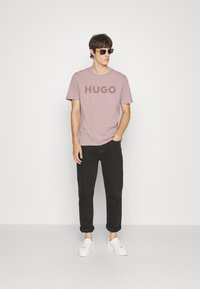 HUGO DULIVIO - T-shirt estampada - light pastel brown