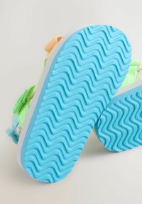 Laste sandaalid erksinise lainelise mustriga tallaga ja värviliste kangast rihmadega rohelises, oranžis ja pastelltoones.