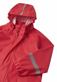 Giacca impermeabile rossa da pioggia con cappuccio, polsini elasticizzati e strisce riflettenti grigie. Realizzata in materiale liscio e lucido. Presenta una chiusura frontale con zip.