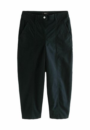 Pantalones negros recortados hechos de tela suave, con bolsillos laterales y cierre de botón. El diseño incluye costuras cosidas para mayor detalle.