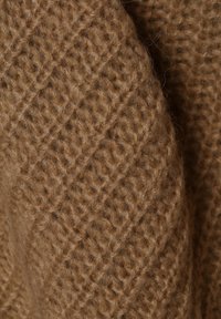 Hnědá pletená látka s texturovaným vzorem ve tvaru diamantů. Měkký vzhled se zřetelnými vlákny, vytvářející útulný a teplý dojem.