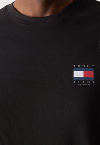 Tommy Jeans US FLAG TEE - T-shirt med print - black