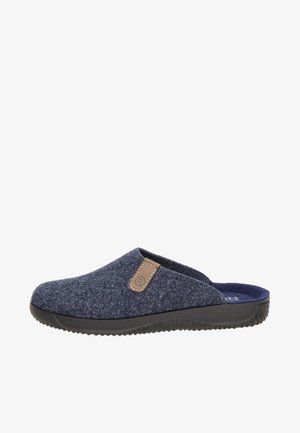 Zapatillas de fieltro en azul oscuro con una superficie texturizada, con un acento de cuero marrón y una suela de goma negra para mayor agarre.