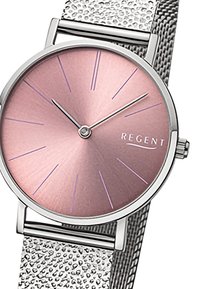 Montre ronde avec un cadran rose doré présentant une finition texturée, un bracelet en maille métallique argentée, des index horaires subtils en violet et le nom de la marque "REGENT."