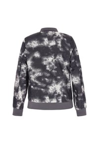 Jachetă bomber neagră și gri, cu un model asemănător unor nori, cu manșete elastice și tiv ribat. Material neted cu un finisaj mat pe spate.