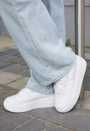 UP HEEL LOGO - Trainers - white/beige