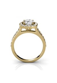 Anello di fidanzamento in oro con un diamante centrale rotondo, circondato da diamanti più piccoli, dotato di una fascia liscia e dettagli di incastonatura intricati.