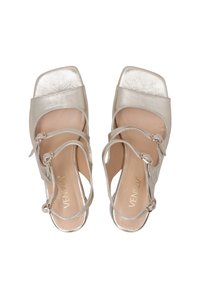 Silberne Sandalen mit eckiger Zehenpartie und Absatz. Hergestellt aus glattem, metallic glänzendem Material, mit überkreuzten Riemen und Schnallenakzenten sowie einer gepolsterten Innensohle.
