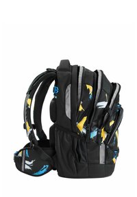 Schwarz Backpack mit gelben und blauen abstrakten Mustern, mehreren Reißverschlussfächern, gepolsterten Riemen und grauen Akzenten für zusätzlichen Komfort.