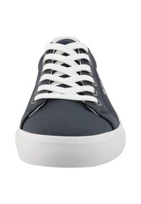 Baskets bleu marine avec lacets blancs, tige texturée, semelle en caoutchouc et œillets argentés, dotées d'un bout rond et d'un design minimaliste.