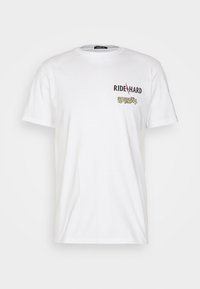 Camiseta de algodón blanca con cuello redondo. Presenta texto negro "RIDE HARD" y una impresión gráfica colorida en la parte izquierda del pecho.