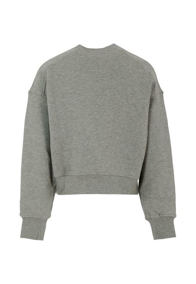 Szary, skrócony sweter z okrągłym dekoltem, obniżonymi ramionami i ściągaczami. Wykonany z miękkiego materiału o gładkiej teksturze.