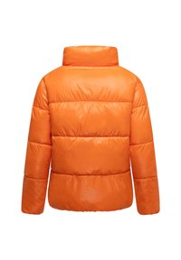 Gevulde jas in feloranje, met een hoge kraag en gestikte design. Gemaakt van gladde stof met een glanzende afwerking.