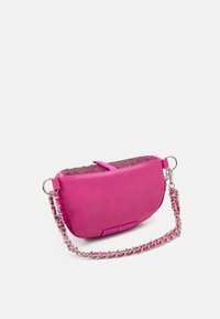 Vaaleanpunainen clutch-laukku, jossa on teksturoitu päällinen, ketjuhihna ja logotyyppinen yksityiskohta. Ominaisuuksiin kuuluu pyöreä muoto ja sileä materiaali, jossa on kiiltävät metalliosat.