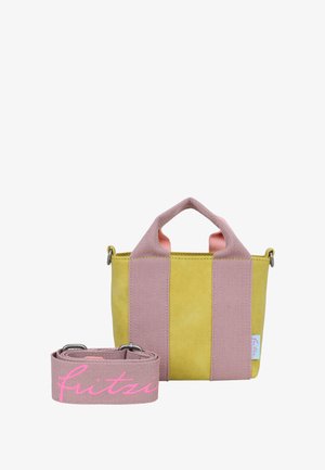 Borsa gialla in suede sintetico con manici in tessuto rosa, dotata di una tracolla rosa staccabile con testo bianco. Design compatto con hardware metallico.