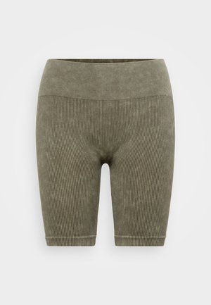 Shorts de vélo en vert olive côtelés avec une taille haute, un tissu texturé et une coupe longueur genou, présentant des rayures horizontales discrètes.
