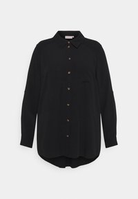 Svart långärmad skjorta med knappar och spetsig krage, en bröstficka och rundad nederkant, visad på vit bakgrund.