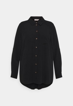 Camicia nera a maniche lunghe con bottoni, colletto a punta, taschino singolo e orlo curvo, esposta su uno sfondo bianco.