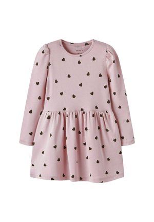 Robe longue à manches longues de couleur rose avec une jupe froncée, ornée d'un motif de petits cœurs noirs. Fabriquée en tissu doux et extensible avec de légères manches bouffantes.