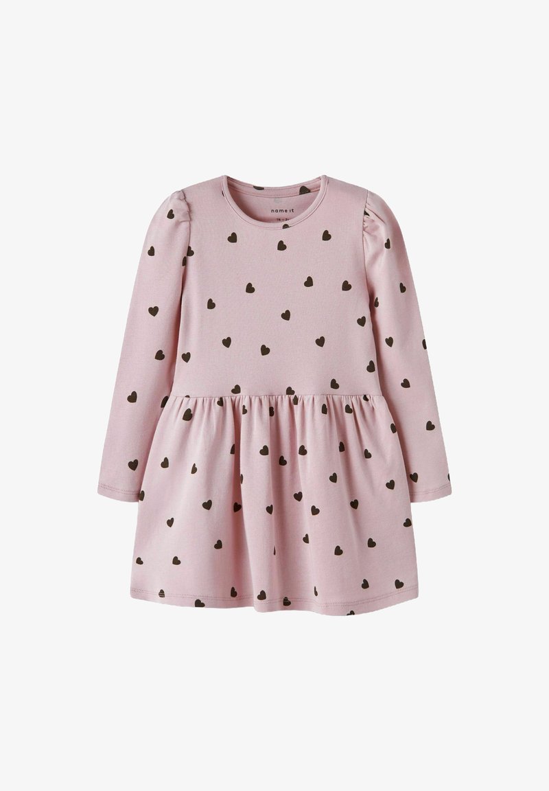 Rozā garām piedurknēm kleita ar saplacinātu svārku, kurai ir nelielu melnu sirsniņu raksts. Izgatavota no mīkstas, elastīgas auduma ar viegliem puff piedurkņu elementiem.