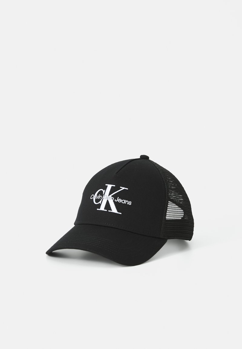 Căciulă de baseball neagră cu panouri din plasă, având logo-ul brodat alb "CK Calvin Klein Jeans" pe față. Vizieră curbată pentru protecție solară.