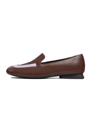 Braune Leder Slipper mit spitzem Zeh und einem kontrastierenden lila Akzent nahe der Zehenpartie, ausgestattet mit einem niedrigen Absatz und einem eleganten Design.