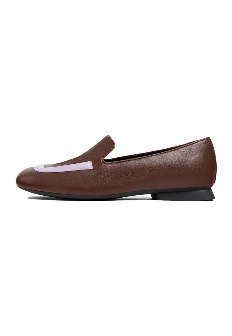 Zapato de cuero marrón tipo slip-on con puntera puntiaguda y un acento lila contrastante cerca de la puntera, con un tacón bajo y un diseño elegante.