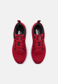 Baskets de sport rouges avec une tige en mesh, lacets noirs et col rembourré. Possède une semelle extérieure blanche et une semelle intérieure en mousse à mémoire de forme pour plus de confort.