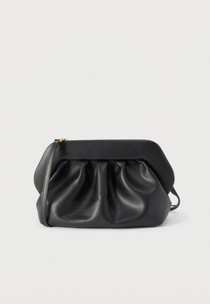 Bolso de mano de cuero negro con estructura rígida, detalles fruncidos y una correa delgada para la muñeca sobre un fondo blanco.