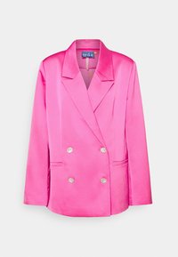 Blazer rose vif à double boutonnage avec larges revers et quatre boutons ronds décoratifs sur fond uni.