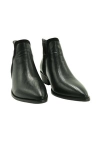 Botas negras hasta el tobillo con punta afilada, fabricadas en cuero texturizado con patrón de reptil, complementadas por un tacón bajo y esbelto.