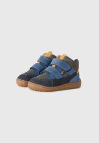 Baskets montantes bleues et grises pour tout-petits avec des semelles brunes et deux bandes Velcro sur fond blanc.