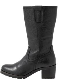 Bota de cuero negra de media caña con acabado texturizado, tacón de bloque, punta redondeada y tirador en el lado exterior.