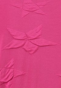 Fuchsia-Stoff mit einem strukturierten Strickmuster, das dreidimensionale rosa sternförmige Akzente enthält und somit Tiefe und visuelles Interesse zur Oberfläche hinzufügt.