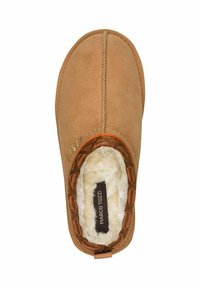 Chausson marron à enfiler avec une doublure douce en fausse fourrure. Doté d'un dessus en suède beige et d'un bord texturé autour de l'ouverture. Branding subtil visible.