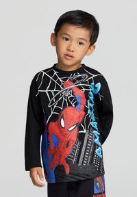 T-shirt nero a maniche lunghe con una grande grafica di Spider-Man rossa con accenti blu e un design di ragnatela bianca. Il tessuto sembra morbido e resistente.