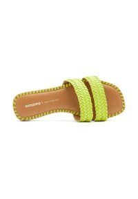 Sandalo scivoloso intrecciato verde lime con due fasce larghe, una soletta color tan e cuciture a contrasto lungo la suola. Il testo sulla soletta recita "GIOSEPP0".
