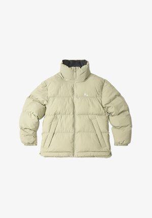 Puffjacke in hellbeige. Ausgestattet mit hohem Kragen, Reißverschluss vorne, zwei vorderen Taschen und elastischen Bündchen. Leichter Glanz auf dem glatten Stoff.