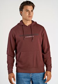 Felpa color bordeaux con cappuccio e coulisse, tasca frontale e logo stampato "Copenhagen Lindberch" in nero. Tessuto morbido con vestibilità comoda.
