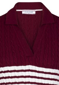 Pull polo en maille bordeaux avec un motif en relief de câbles, présentant une bande rayée blanche en bas et un col classique.