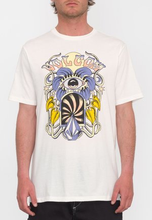 Camiseta blanca de algodón con un diseño gráfico colorido que incluye un ojo, flores y formas geométricas en azul, amarillo y negro.