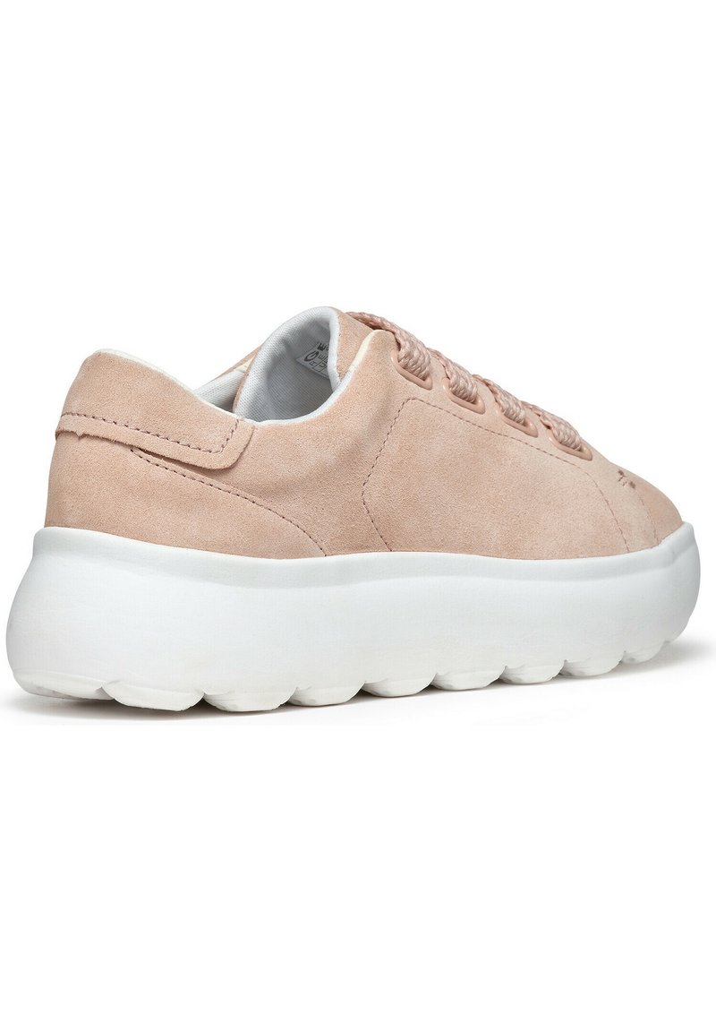 Sneaker in suede rosa chiaro con suola in gomma bianca, design arrotondato e lacci testurizzati. Presenta una fodera interna liscia per il massimo comfort.