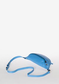 Borsa a tracolla blu in pelle con forma arrotondata, chiusura con zip e tracolla regolabile. Texture liscia con design minimalista.