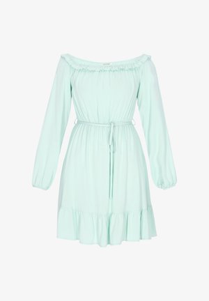 Rochie verde mentă, cu umerii goi, mâneci lungi bufante, talie elastică și tiv cu volane. Material neted, cu o siluetă casual.