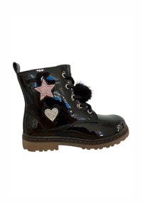 Botines de charol negro con estrellas y corazones de purpurina plateada y rosa, pompón negro, diseño de cordones y suela texturizada marrón.